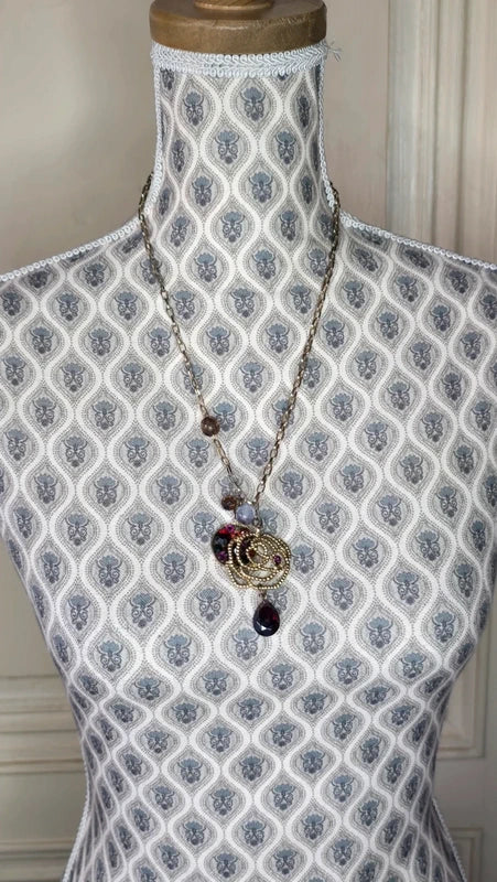 collier vintage - neuf - chaine doré chaine - pendentif rose cristaux rouge violet perles - chic élégant
