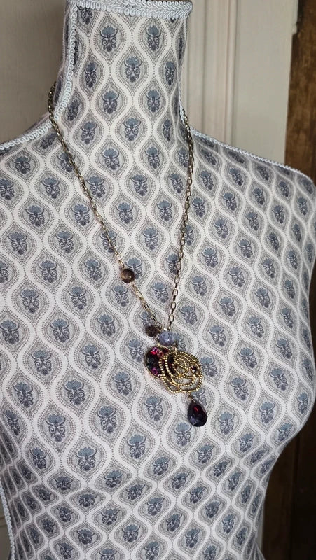 collier vintage - neuf - chaine doré chaine - pendentif rose cristaux rouge violet perles - chic élégant