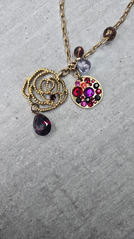collier vintage - neuf - chaine doré chaine - pendentif rose cristaux rouge violet perles - chic élégant