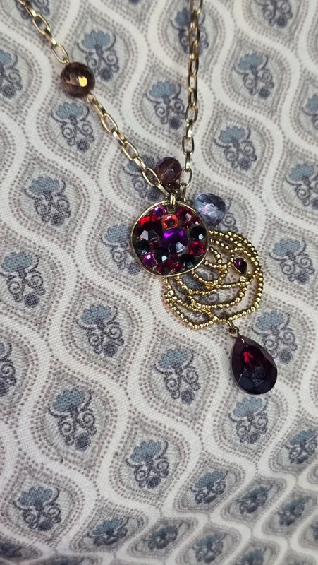 collier vintage - neuf - chaine doré chaine - pendentif rose cristaux rouge violet perles - chic élégant