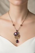 collier vintage - neuf - chaine doré chaine - pendentif rose cristaux rouge violet perles - chic élégant