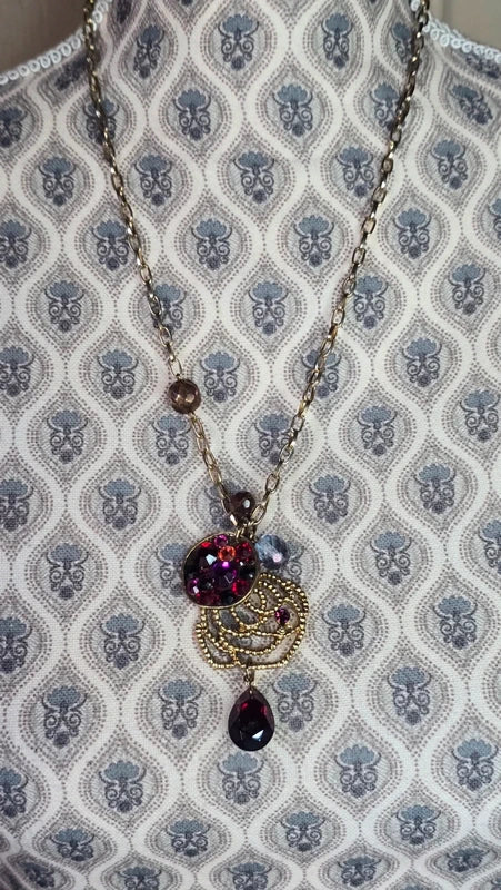 collier vintage - neuf - chaine doré chaine - pendentif rose cristaux rouge violet perles - chic élégant