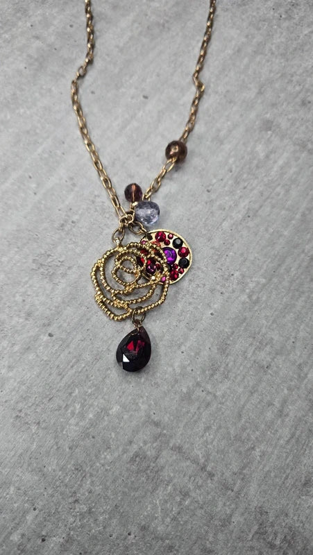 collier vintage - neuf - chaine doré chaine - pendentif rose cristaux rouge violet perles - chic élégant
