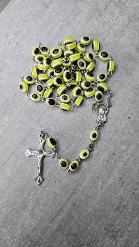 Collier sautoir chapelet - perles marron ou vert - effet oeil - médaillon religieux croix christ vierge marie