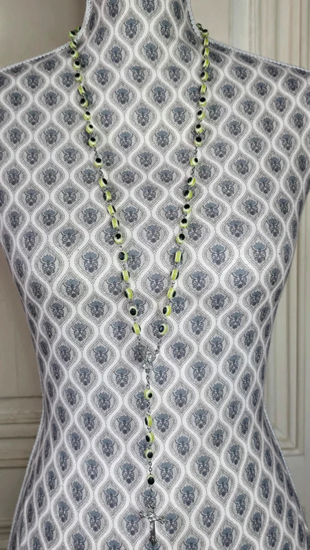 Collier sautoir chapelet - perles marron ou vert - effet oeil - médaillon religieux croix christ vierge marie