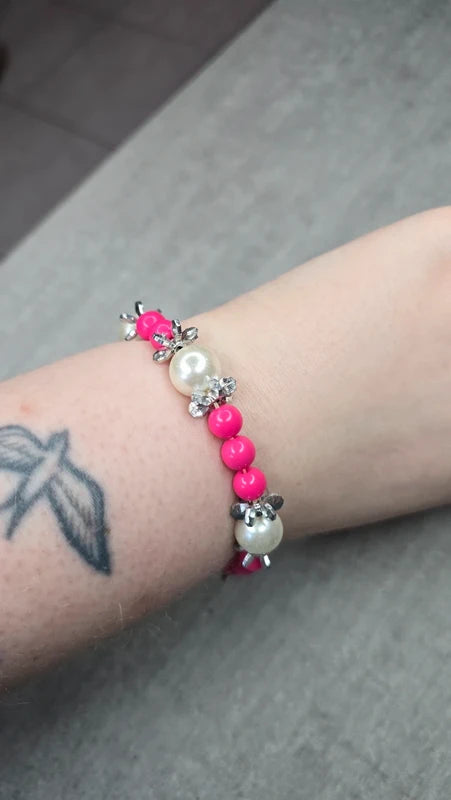 bracelet vintage - perles rose fuchsia brillant blanc nacre fleurs argenté - fantaisie chic - élastique