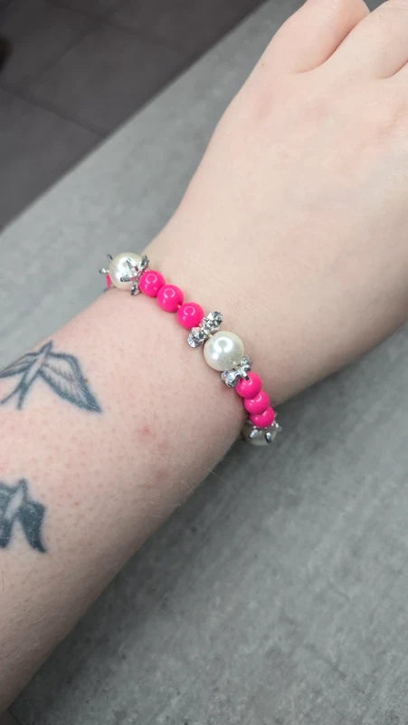 bracelet vintage - perles rose fuchsia brillant blanc nacre fleurs argenté - fantaisie chic - élastique