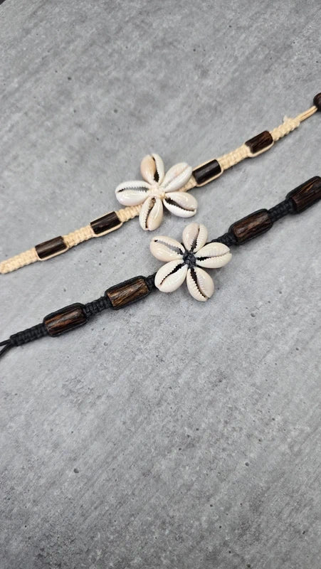bracelet vintage - neuf - cordon noir ou beige tressé - perles bois - coquillage cauris fleurs - bohème estival
