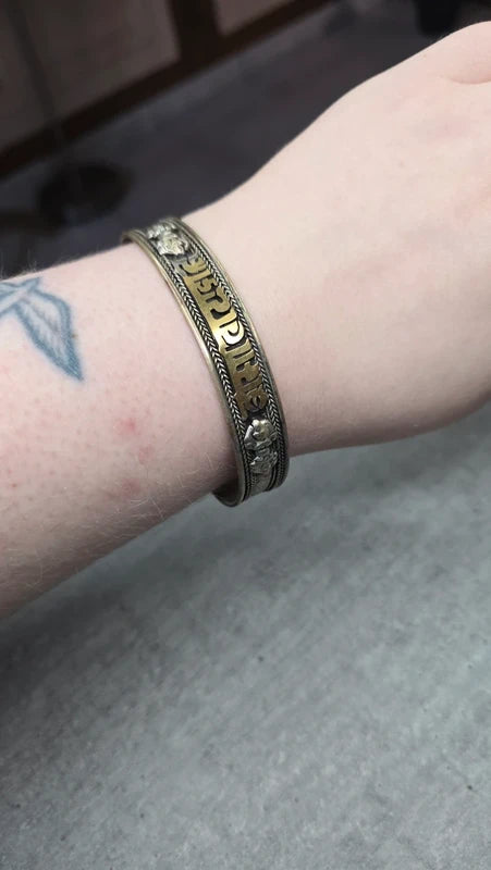 bracelet - mantra tibétain gravé - laiton doré argenté - réglable - bouddhiste - chance protection