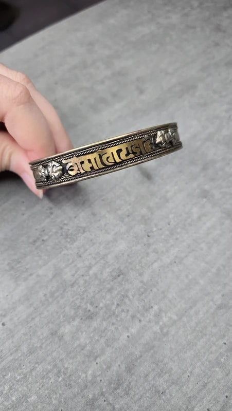 bracelet - mantra tibétain gravé - laiton doré argenté - réglable - bouddhiste - chance protection