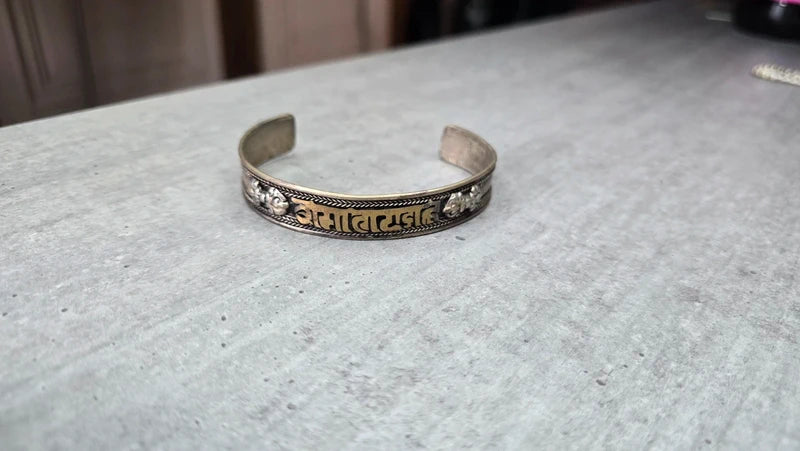 bracelet - mantra tibétain gravé - laiton doré argenté - réglable - bouddhiste - chance protection