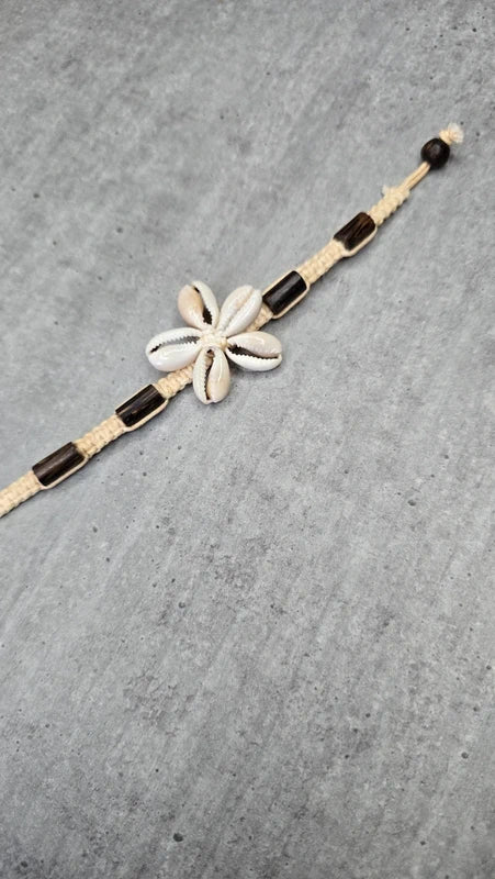 bracelet vintage - neuf - cordon noir ou beige tressé - perles bois - coquillage cauris fleurs - bohème estival