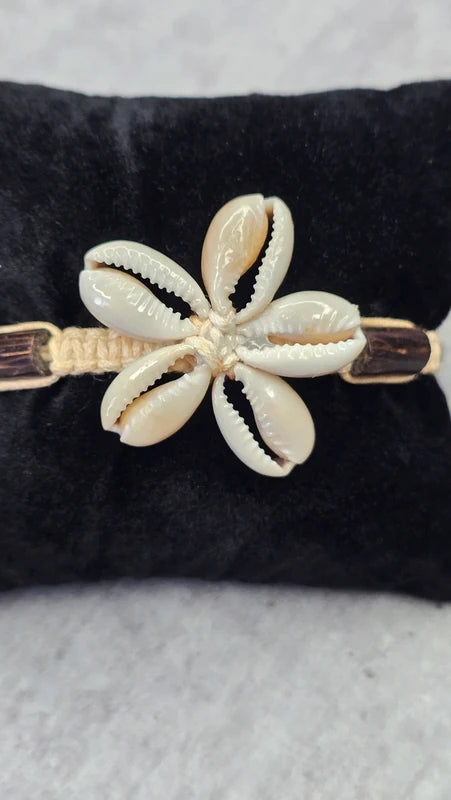 bracelet vintage - neuf - cordon noir ou beige tressé - perles bois - coquillage cauris fleurs - bohème estival
