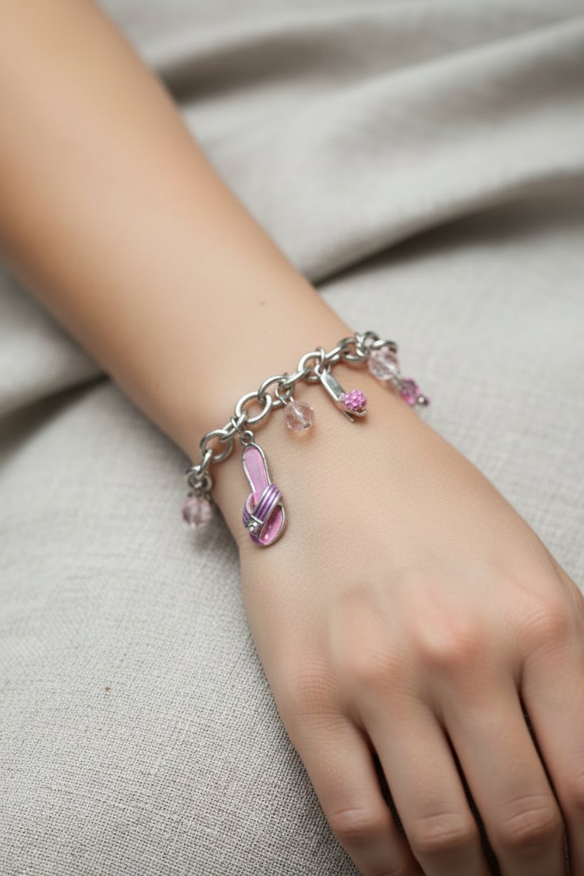 bracelet vintage - neuf - chaine maillon argenté - pendentif charms breloque roses sandale tong chaussures - perles - esprit Y2K