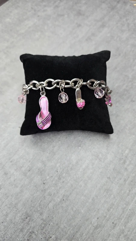 bracelet vintage - neuf - chaine maillon argenté - pendentif charms breloque roses sandale tong chaussures - perles - esprit Y2K