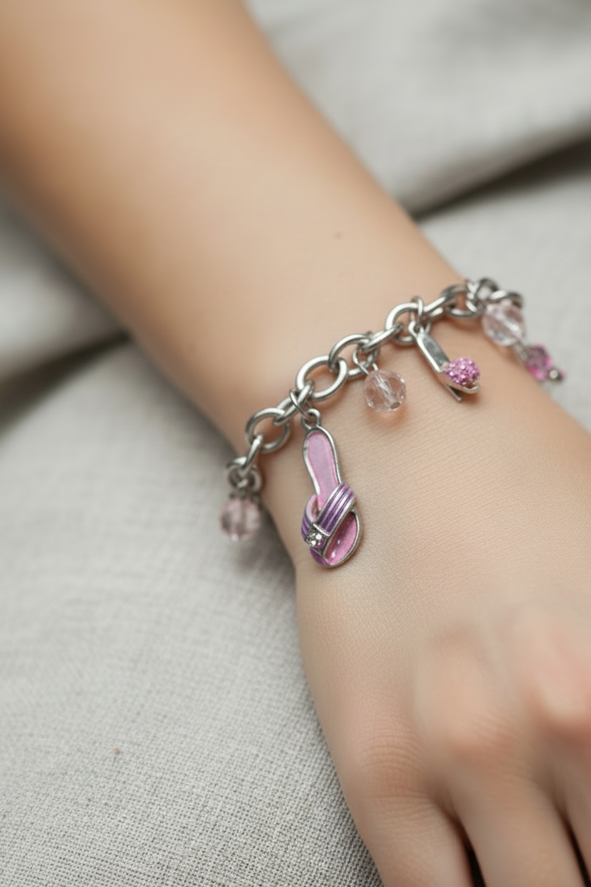 bracelet vintage - neuf - chaine maillon argenté - pendentif charms breloque roses sandale tong chaussures - perles - esprit Y2K