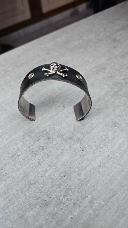 bracelet manchette vintage - noir simili cuir - tete de mort - métal style rock bicker gothique - ajustable