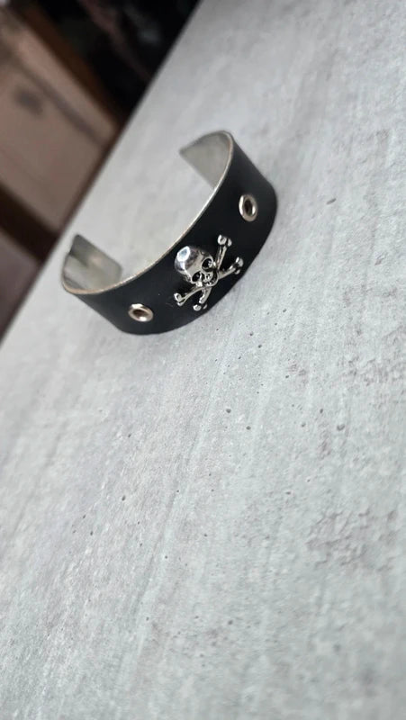 bracelet manchette vintage - noir simili cuir - tete de mort - métal style rock bicker gothique - ajustable