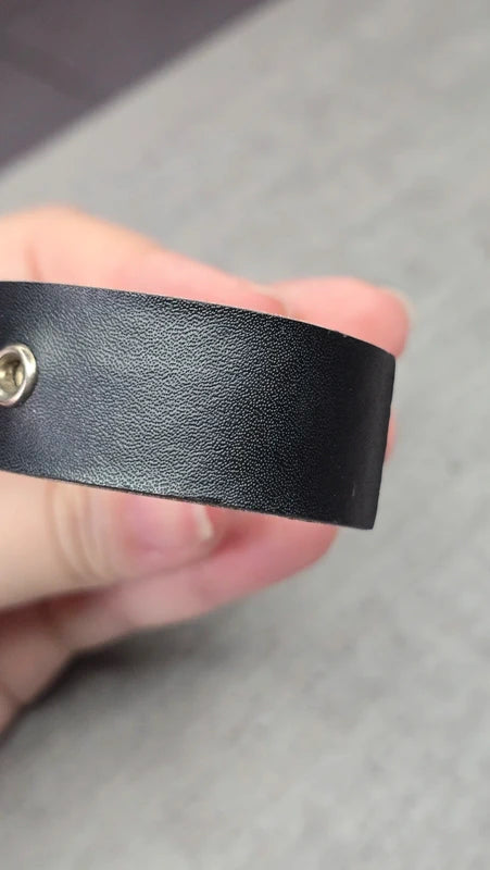 bracelet manchette vintage - noir simili cuir - tete de mort - métal style rock bicker gothique - ajustable