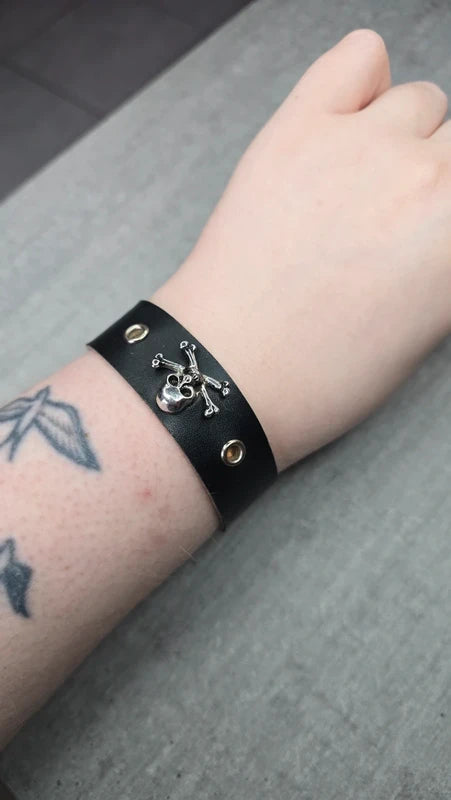 bracelet manchette vintage - noir simili cuir - tete de mort - métal style rock bicker gothique - ajustable
