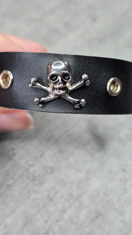 bracelet manchette vintage - noir simili cuir - tete de mort - métal style rock bicker gothique - ajustable