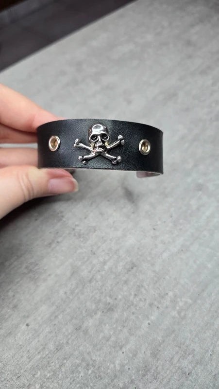 bracelet manchette vintage - noir simili cuir - tete de mort - métal style rock bicker gothique - ajustable