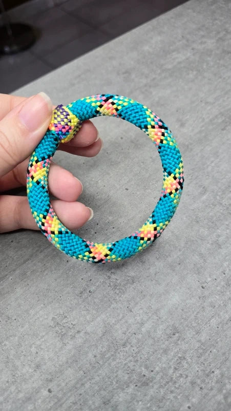 bracelet vintage - neuf - années 80 - rétro - corde tressé - multicolore bleu turquoise jaune rose noir blanc
