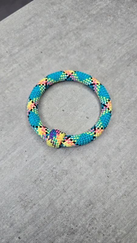 bracelet vintage - neuf - années 80 - rétro - corde tressé - multicolore bleu turquoise jaune rose noir blanc