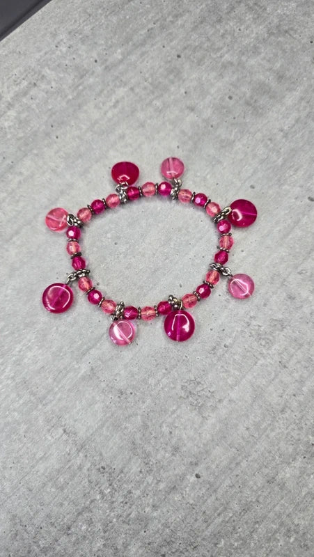 bracelet vintage - neuf - perles rose fuchsia - charm rond - style rétro girly Y2K - femme ou fille - élastique