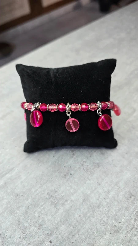 bracelet vintage - neuf - perles rose fuchsia - charm rond - style rétro girly Y2K - femme ou fille - élastique
