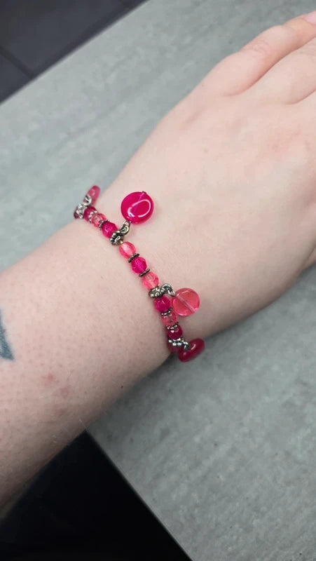 bracelet vintage - neuf - perles rose fuchsia - charm rond - style rétro girly Y2K - femme ou fille - élastique