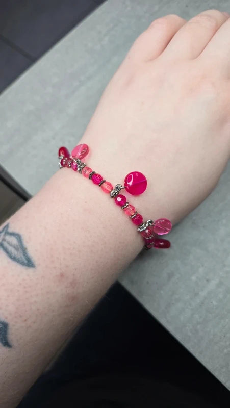 bracelet vintage - neuf - perles rose fuchsia - charm rond - style rétro girly Y2K - femme ou fille - élastique