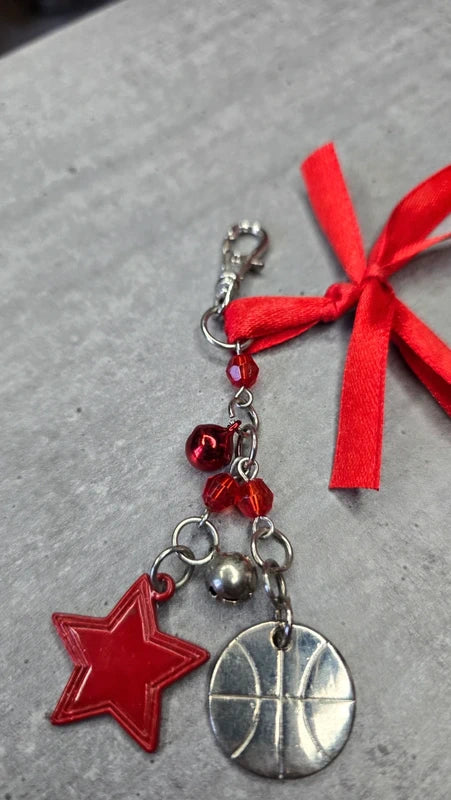 porte clé vintage - HSM high school musical - troy bolton ballon basket étoile rouge wildcats disney - neuf et rare
