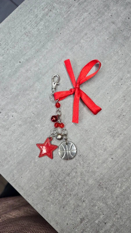 porte clé vintage - HSM high school musical - troy bolton ballon basket étoile rouge wildcats disney - neuf et rare