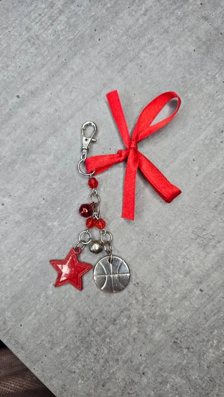 porte clé vintage - HSM high school musical - troy bolton ballon basket étoile rouge wildcats disney - neuf et rare