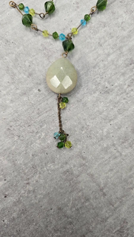 collier vintage - neuf - fait main - perle verres facetté vert bleu - pendentif pierre naturelle aventurine forme de goutte larmese