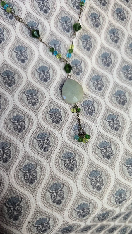 collier vintage - neuf - fait main - perle verres facetté vert bleu - pendentif pierre naturelle aventurine forme de goutte larmese