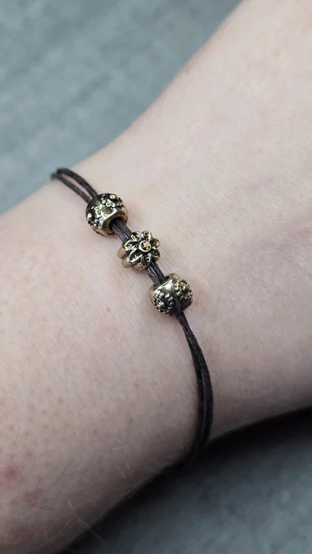 bracelet vintage - fait main - neuf - cordon double marron - charms perles doré strass fleurs - effet métal