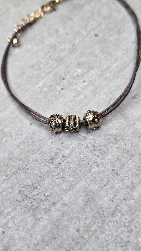bracelet vintage - fait main - neuf - cordon double marron - charms perles doré strass fleurs - effet métal