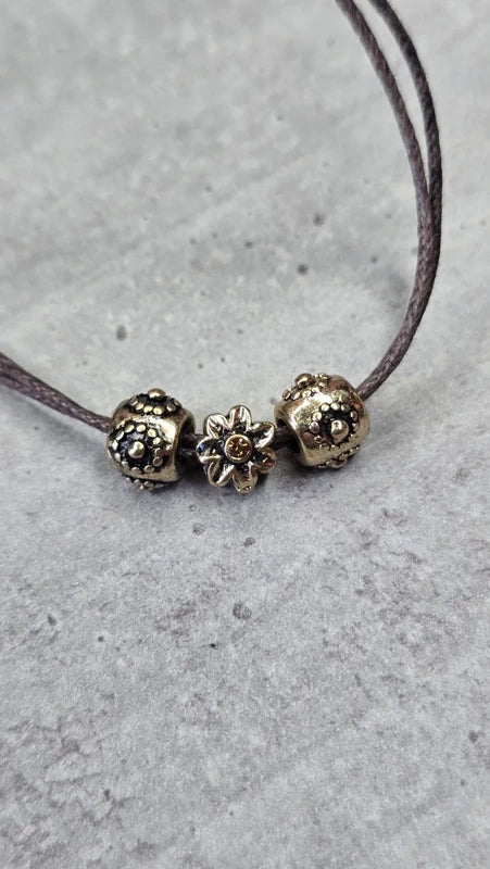 bracelet vintage - fait main - neuf - cordon double marron - charms perles doré strass fleurs - effet métal
