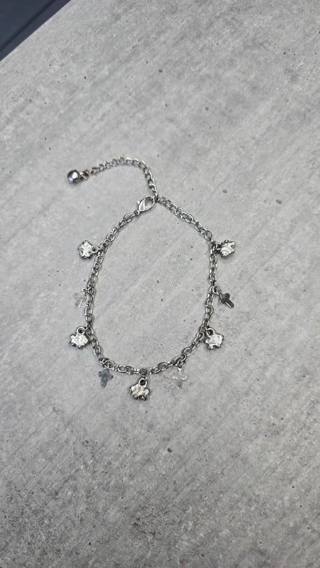 bracelet vintage - neuf - chaine argenté effet mat - charms breloque pendentif croix lion - élégant - clochette