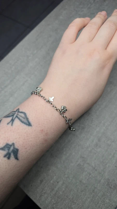 bracelet vintage - neuf - chaine argenté effet mat - charms breloque pendentif croix lion - élégant - clochette