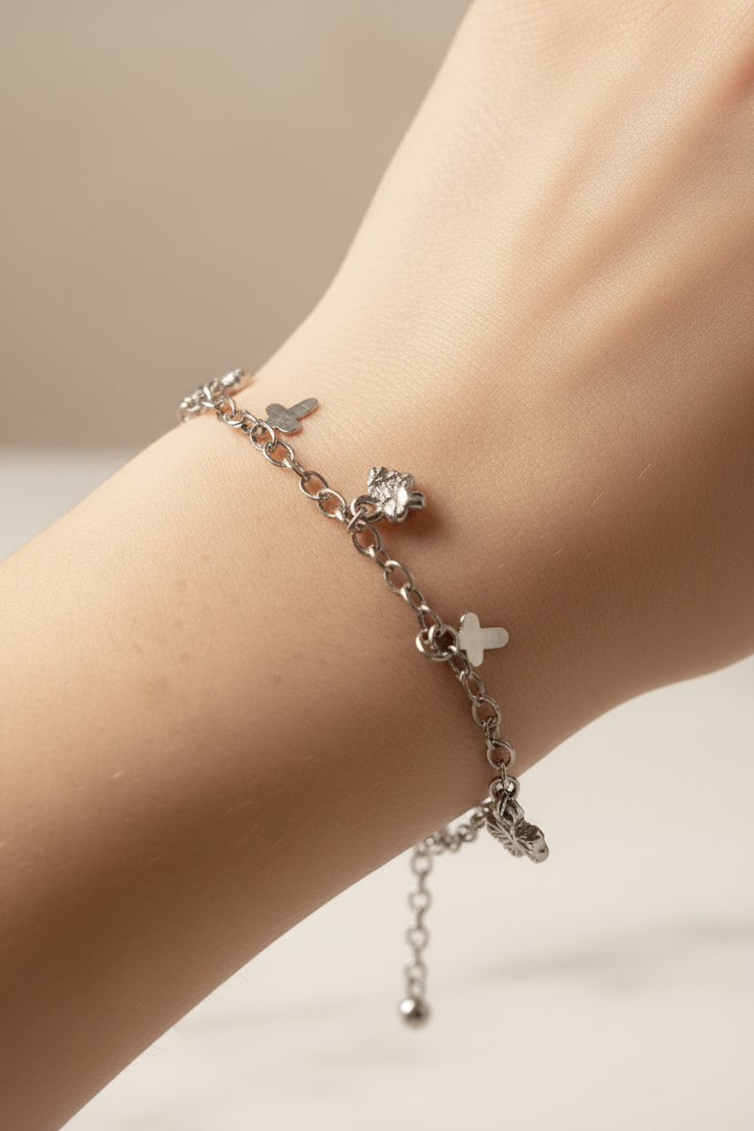 bracelet vintage - neuf - chaine argenté effet mat - charms breloque pendentif croix lion - élégant - clochette