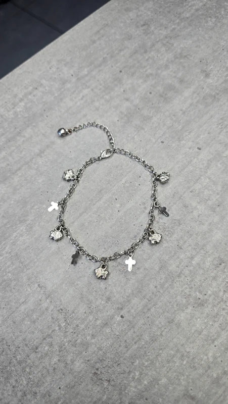 bracelet vintage - neuf - chaine argenté effet mat - charms breloque pendentif croix lion - élégant - clochette