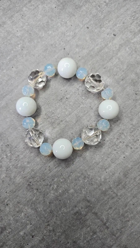 bracelet vintage - neuf - perles blanc nacré irisé - effet cristal facette brillant - effet reflets pierre de lune - élégant chic