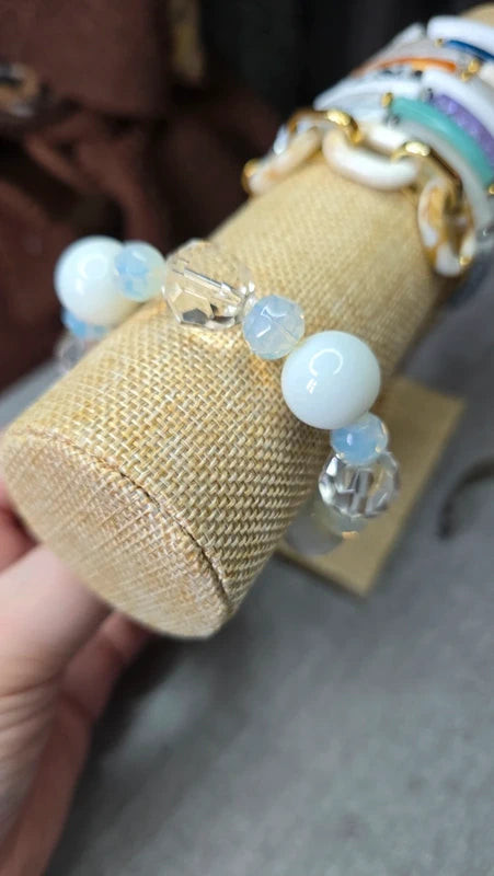 bracelet vintage - neuf - perles blanc nacré irisé - effet cristal facette brillant - effet reflets pierre de lune - élégant chic
