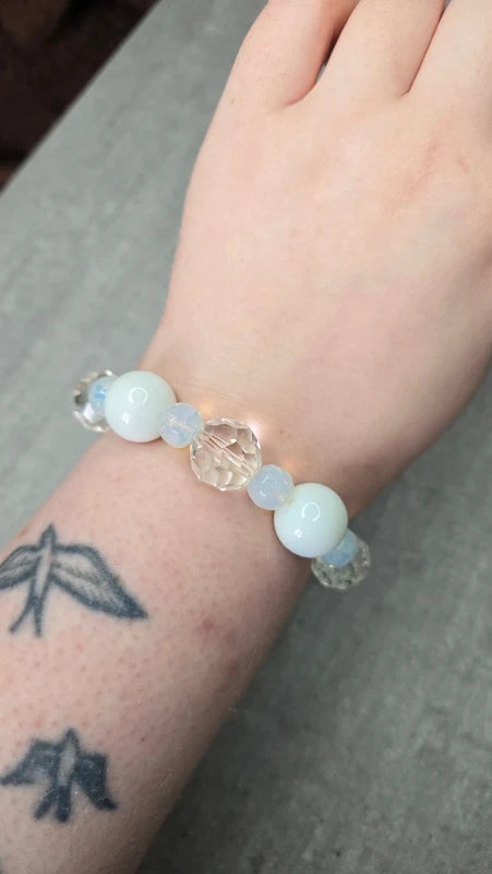 bracelet vintage - neuf - perles blanc nacré irisé - effet cristal facette brillant - effet reflets pierre de lune - élégant chic