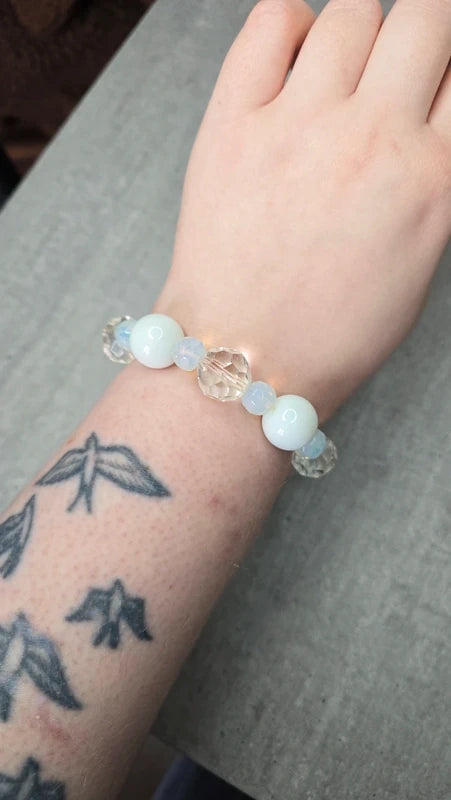 bracelet vintage - neuf - perles blanc nacré irisé - effet cristal facette brillant - effet reflets pierre de lune - élégant chic