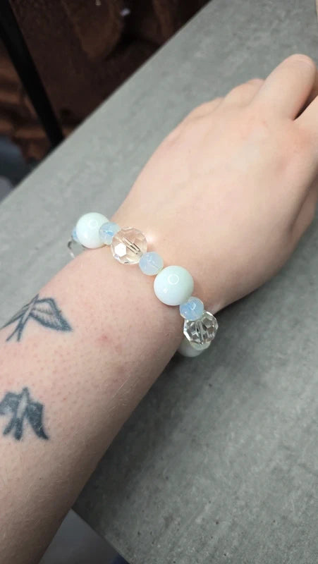 bracelet vintage - neuf - perles blanc nacré irisé - effet cristal facette brillant - effet reflets pierre de lune - élégant chic