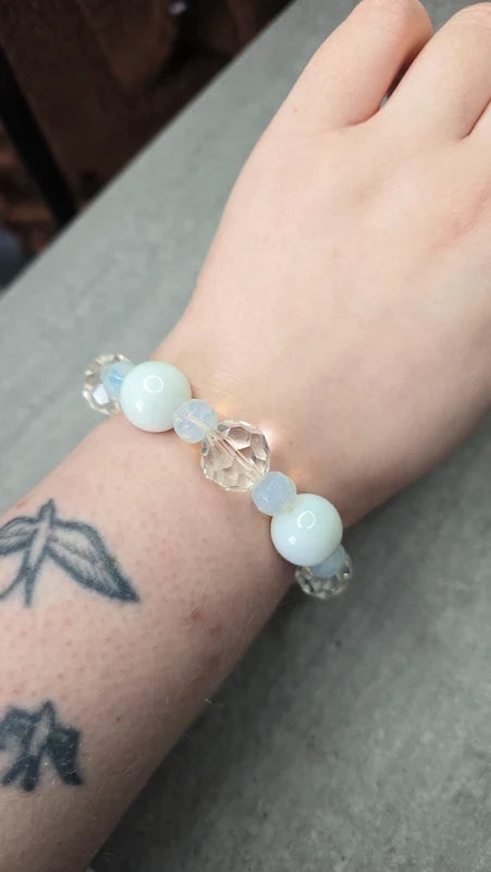 bracelet vintage - neuf - perles blanc nacré irisé - effet cristal facette brillant - effet reflets pierre de lune - élégant chic